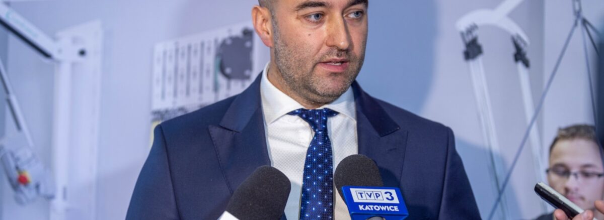 foto-dwa-mikfofony-Duzy-1200x438